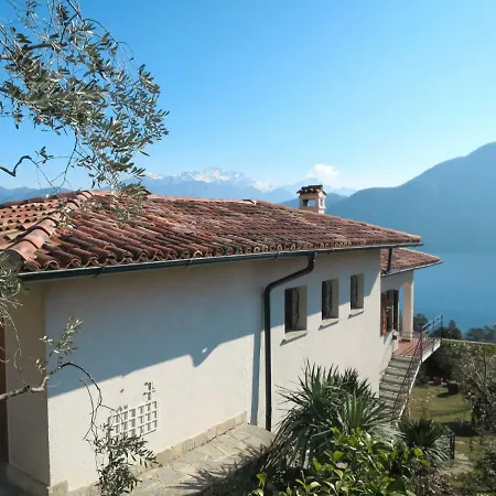 Locazione Turistica Casa Hazel 度假居 莱诺